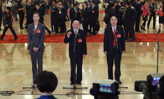 魏秋月、孟廣祿、薛晨陽代表接受采訪