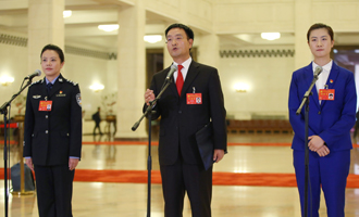 李貝、裴春亮、丁寧代表接受采訪