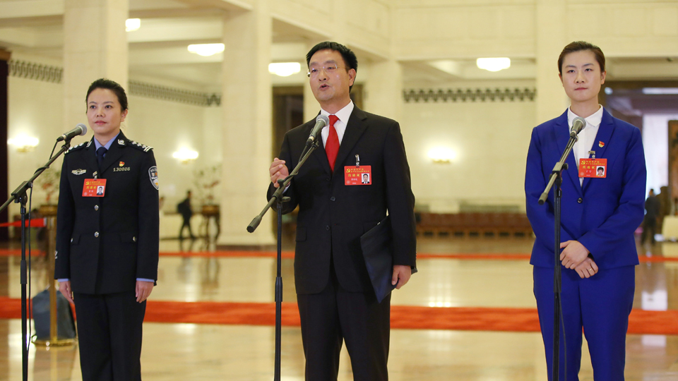 李貝、裴春亮、丁寧代表接受采訪