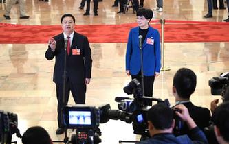 全國(guó)人大代表接受采訪(fǎng)
