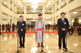 全國(guó)人大代表接受采訪(fǎng)