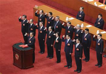 新當(dāng)選的全國(guó)人大常委會(huì)副委員長(zhǎng)、秘書(shū)長(zhǎng)進(jìn)行憲法宣誓