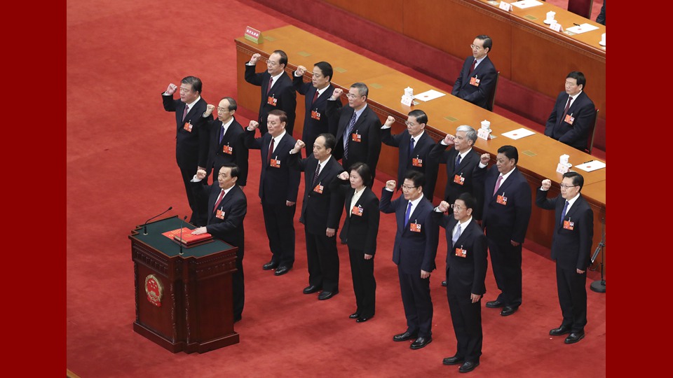 新當(dāng)選的全國(guó)人大常委會(huì)副委員長(zhǎng)、秘書(shū)長(zhǎng)進(jìn)行憲法宣誓