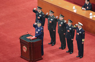 中央軍委副主席、委員進(jìn)行憲法宣誓