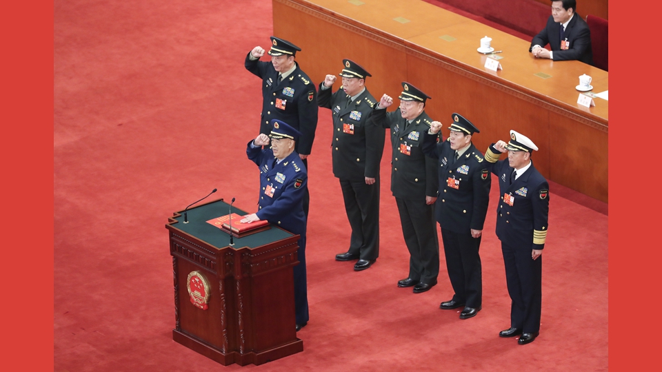 中央軍委副主席、委員進行憲法宣誓