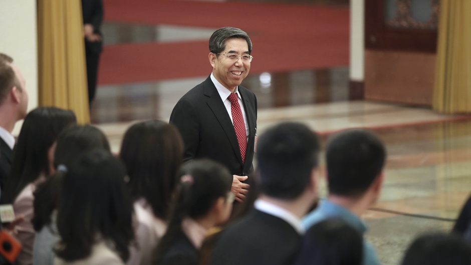 馬建堂步入“部長通道”，準(zhǔn)備接受采訪