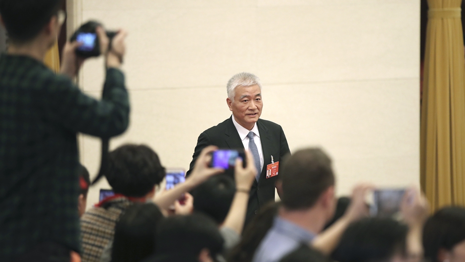 王志剛步入“部長通道”，準(zhǔn)備接受采訪