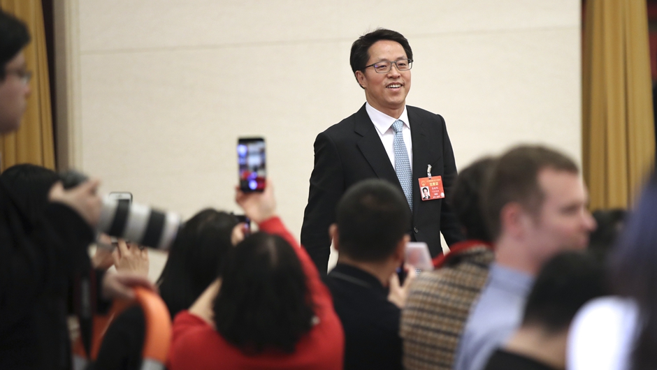 張曉明步入“部長通道”，準(zhǔn)備接受采訪