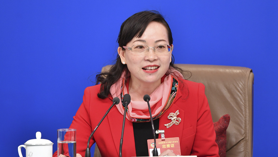 全國政協(xié)委員、湖南省湘西土家族苗族自治州政協(xié)副主席 石紅