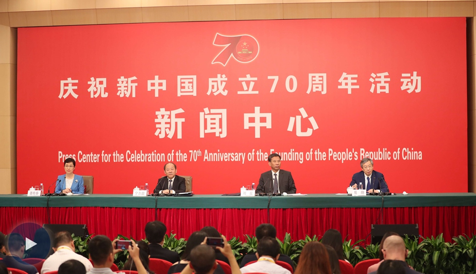以新發(fā)展理念為引領，推進中國經(jīng)濟平穩(wěn)健康可持續(xù)發(fā)展