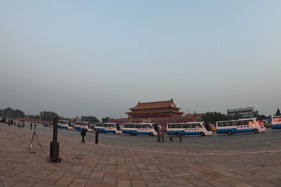 10月1日清晨的天安門城樓和長安街，燈火通明，正在準備慶祝大會的工作人員雖然緊張忙碌，但仍顯得井然有序