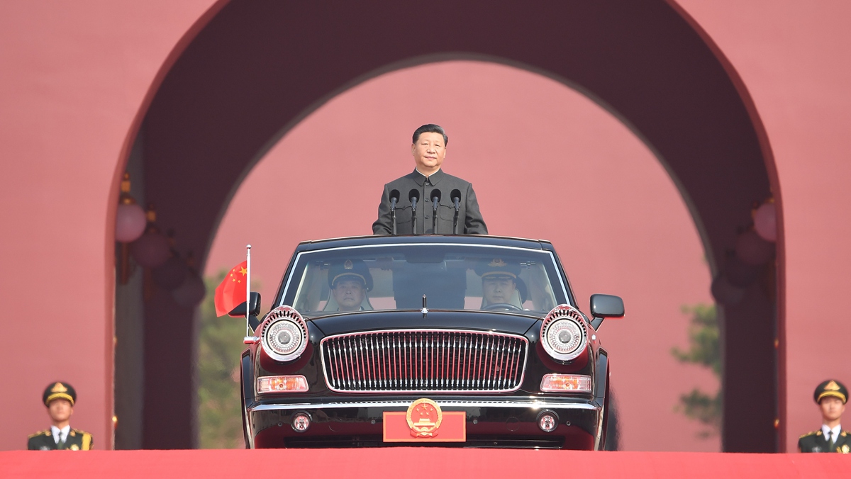 習近平乘坐檢閱車，經(jīng)過金水橋，駛上長安街