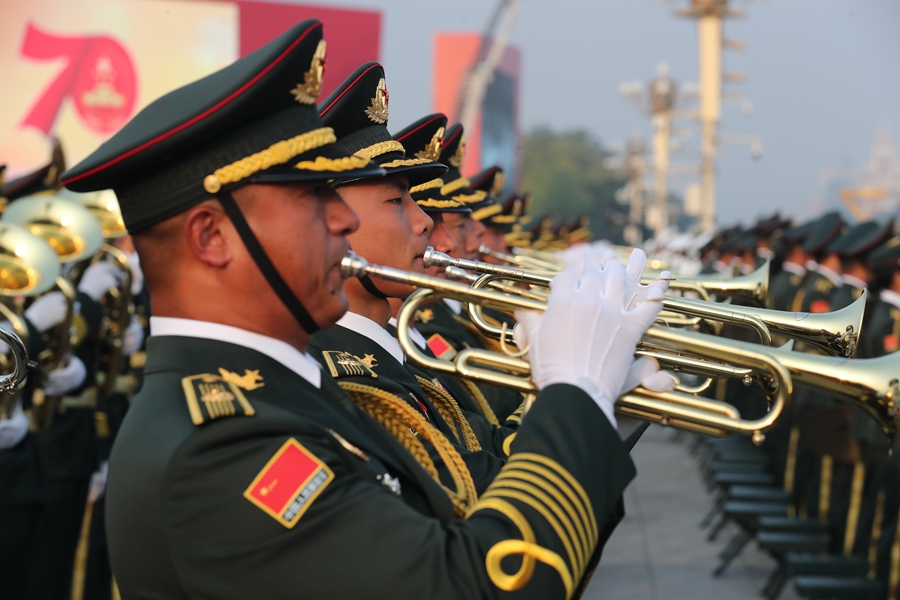 解放軍聯(lián)合軍樂團在廣場就位后進行準備工作和試奏。據(jù)了解，解放軍聯(lián)合軍樂團此次演奏是從開國大典至今歷次閱兵以來演奏曲目最多的一次，不少曲目是為此次閱兵量身打造的全新作品，此次也是歷次女演奏員最多的一次。