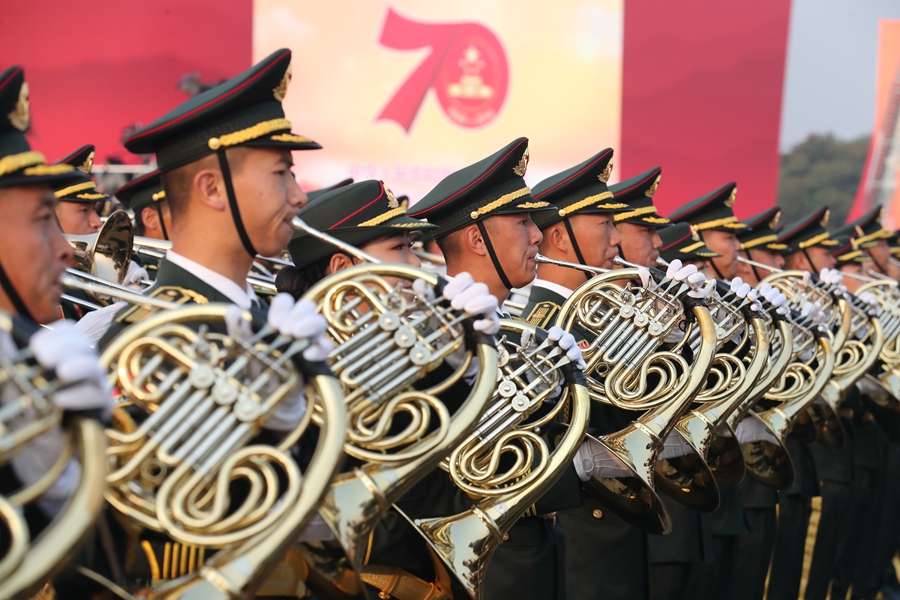 解放軍聯(lián)合軍樂團在廣場就位后進行準備工作和試奏。據(jù)了解，解放軍聯(lián)合軍樂團此次演奏是從開國大典至今歷次閱兵以來演奏曲目最多的一次，不少曲目是為此次閱兵量身打造的全新作品，此次也是歷次女演奏員最多的一次。