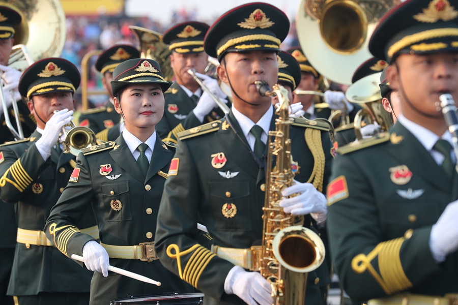 解放軍聯(lián)合軍樂團在廣場就位后進行準備工作和試奏。據(jù)了解，解放軍聯(lián)合軍樂團此次演奏是從開國大典至今歷次閱兵以來演奏曲目最多的一次，不少曲目是為此次閱兵量身打造的全新作品，此次也是歷次女演奏員最多的一次。