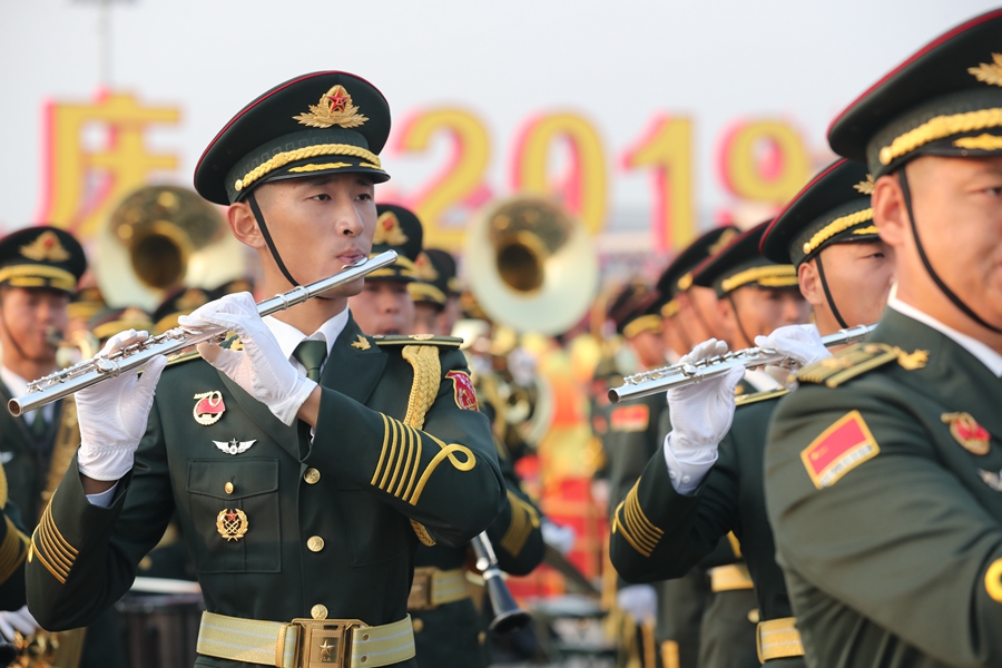 解放軍聯(lián)合軍樂團在廣場就位后進行準備工作和試奏。據(jù)了解，解放軍聯(lián)合軍樂團此次演奏是從開國大典至今歷次閱兵以來演奏曲目最多的一次，不少曲目是為此次閱兵量身打造的全新作品，此次也是歷次女演奏員最多的一次。