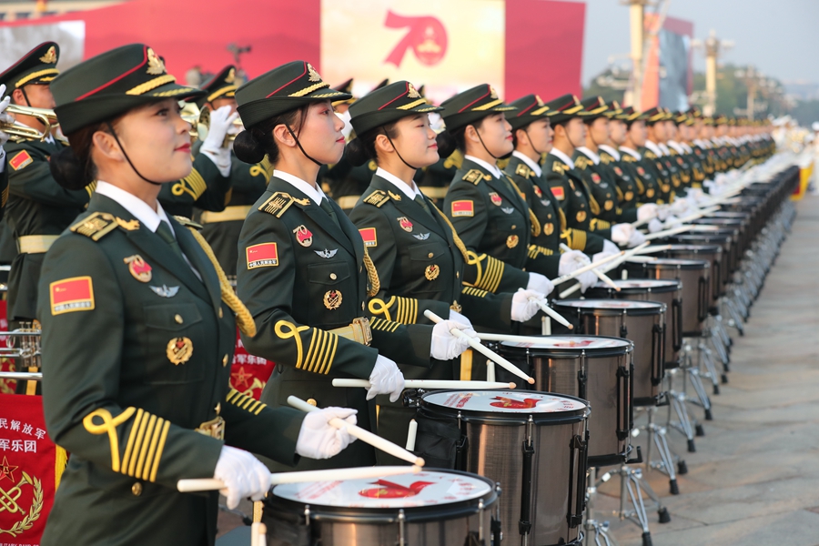 解放軍聯(lián)合軍樂團在廣場就位后進行準備工作和試奏。據(jù)了解，解放軍聯(lián)合軍樂團此次演奏是從開國大典至今歷次閱兵以來演奏曲目最多的一次，不少曲目是為此次閱兵量身打造的全新作品，此次也是歷次女演奏員最多的一次。