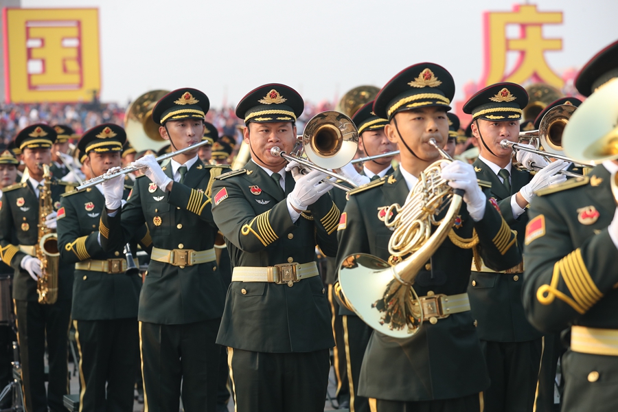 解放軍聯(lián)合軍樂團在廣場就位后進行準備工作和試奏。據(jù)了解，解放軍聯(lián)合軍樂團此次演奏是從開國大典至今歷次閱兵以來演奏曲目最多的一次，不少曲目是為此次閱兵量身打造的全新作品，此次也是歷次女演奏員最多的一次。