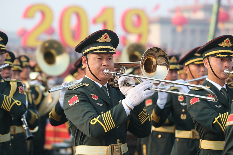 解放軍聯(lián)合軍樂團在廣場就位后進行準備工作和試奏。據(jù)了解，解放軍聯(lián)合軍樂團此次演奏是從開國大典至今歷次閱兵以來演奏曲目最多的一次，不少曲目是為此次閱兵量身打造的全新作品，此次也是歷次女演奏員最多的一次。