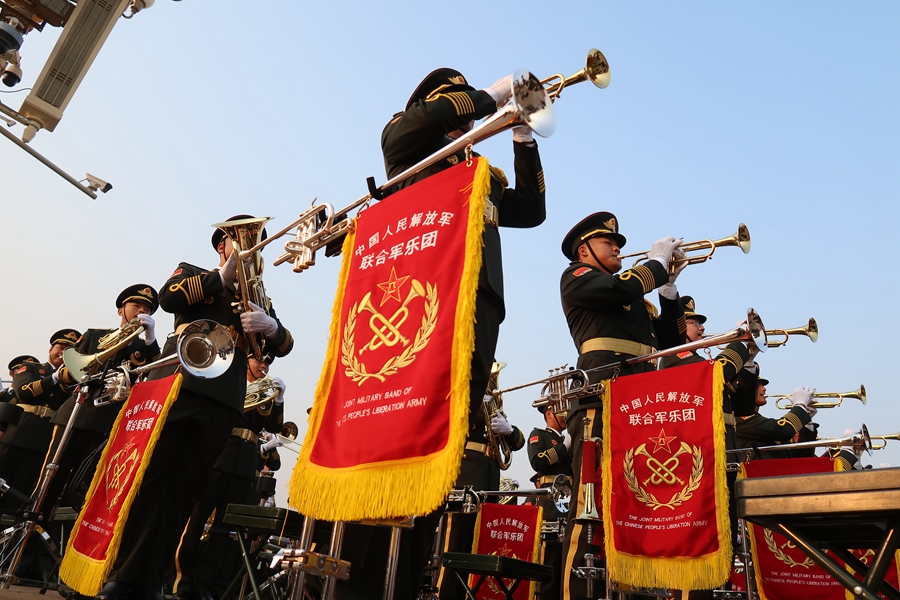 解放軍聯(lián)合軍樂團在廣場就位后進行準備工作和試奏。據(jù)了解，解放軍聯(lián)合軍樂團此次演奏是從開國大典至今歷次閱兵以來演奏曲目最多的一次，不少曲目是為此次閱兵量身打造的全新作品，此次也是歷次女演奏員最多的一次。