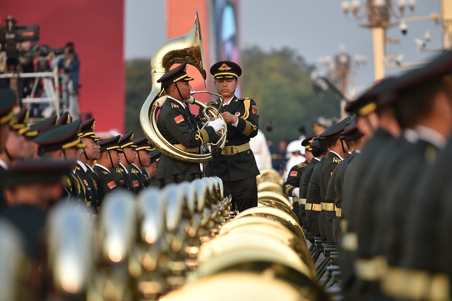 解放軍聯(lián)合軍樂團在廣場就位后進行準備工作和試奏。據(jù)了解，解放軍聯(lián)合軍樂團此次演奏是從開國大典至今歷次閱兵以來演奏曲目最多的一次，不少曲目是為此次閱兵量身打造的全新作品，此次也是歷次女演奏員最多的一次。