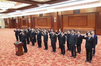 國(guó)務(wù)院部長(zhǎng)、委員會(huì)主任、中國(guó)人民銀行行長(zhǎng)、審計(jì)長(zhǎng)進(jìn)行憲法宣誓
