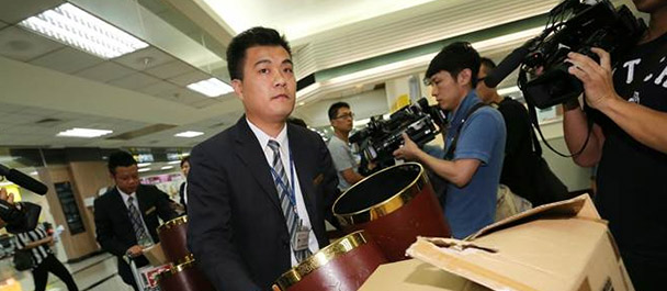 禮儀公司帶著遺體袋、骨灰壇協(xié)助處理善后