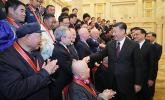 慶祝大會結(jié)束后，習(xí)近平等會見受表彰人員及親屬代表