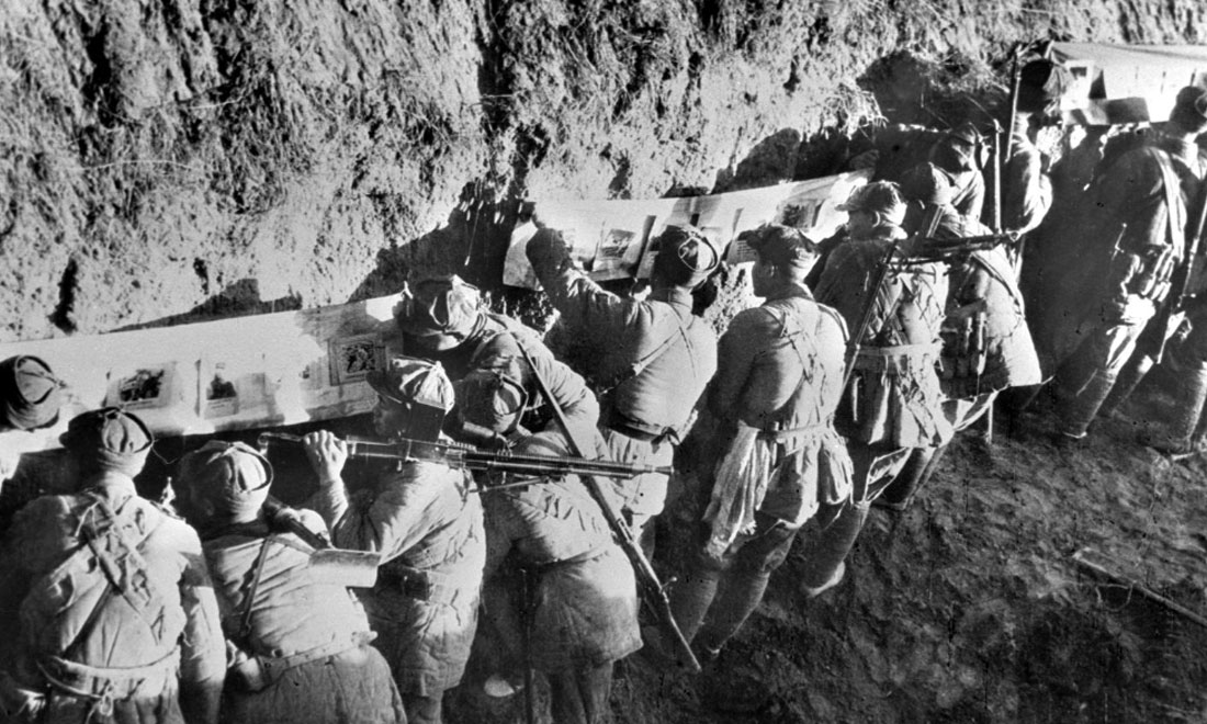 1948年冬，淮海戰(zhàn)役期間，雙堆集前沿陣地舉辦的戰(zhàn)地影展，深受解放軍戰(zhàn)士歡迎。新華社稿  袁克忠攝