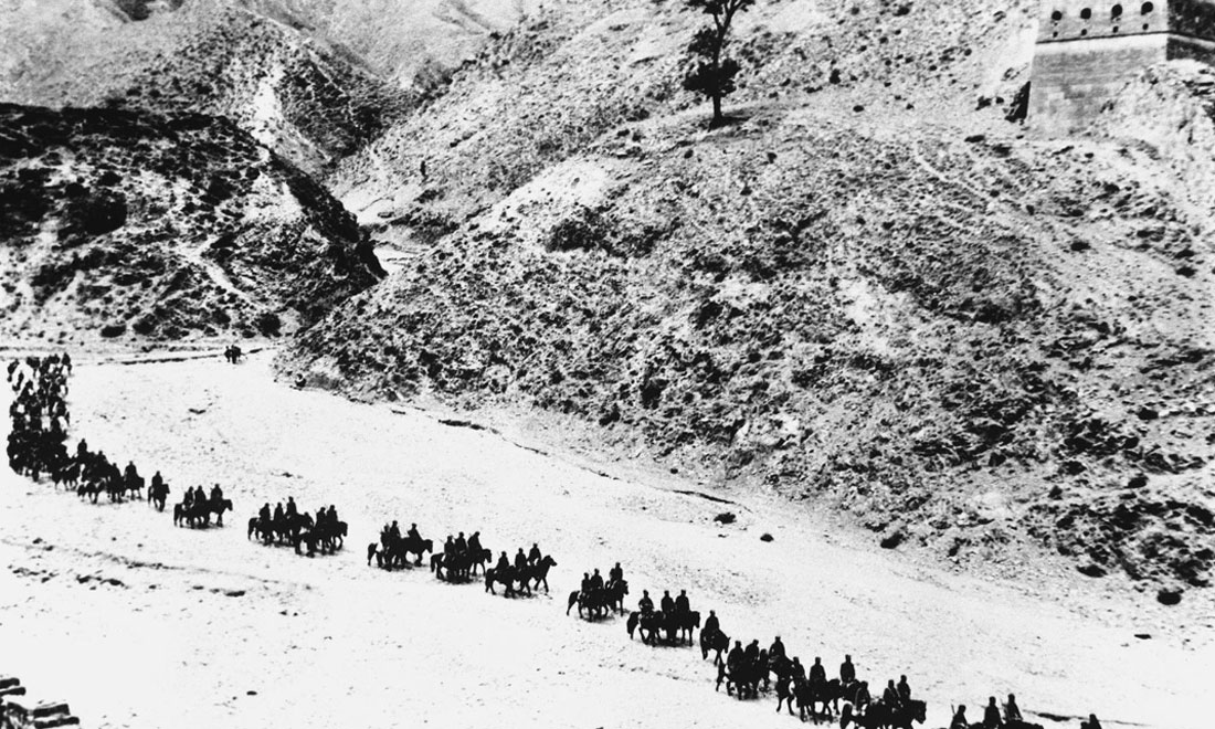 1937年11月太原失守后，八路軍向華北敵后挺進(jìn)，分兵發(fā)動(dòng)群眾，開(kāi)展敵后游擊戰(zhàn)爭(zhēng)，創(chuàng)建敵后根據(jù)地。新華社稿　沙飛攝