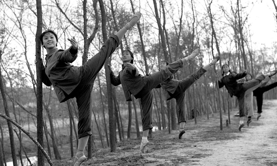1972年秋，上海市舞蹈學(xué)?！栋酌穭〗M的演員們來(lái)到上海市金山縣金衛(wèi)公社參加勞動(dòng)鍛煉，在農(nóng)村也堅(jiān)持練功。新華社記者黃田寶攝
