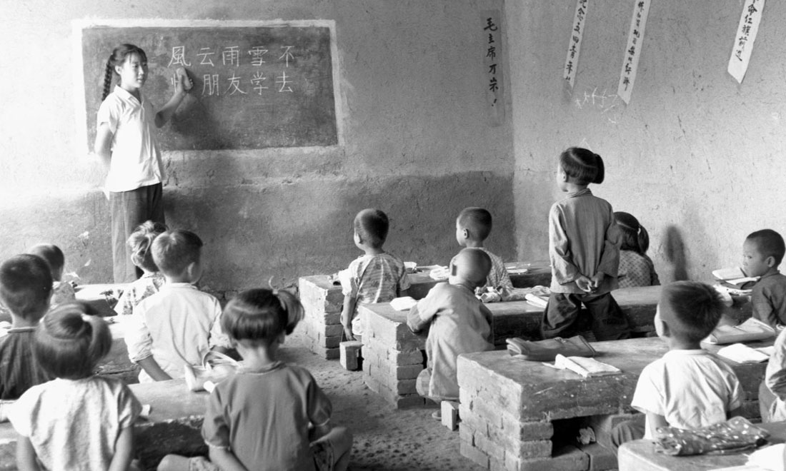 1964年夏，河北省壩縣煎茶鋪公社西煎大隊(duì)，一所耕讀小學(xué)的學(xué)生們?cè)谏险n。新華社記者梁一丁攝