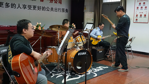 追夢中國人|侯孝輝：左手方向盤，右手麥克風(fēng)