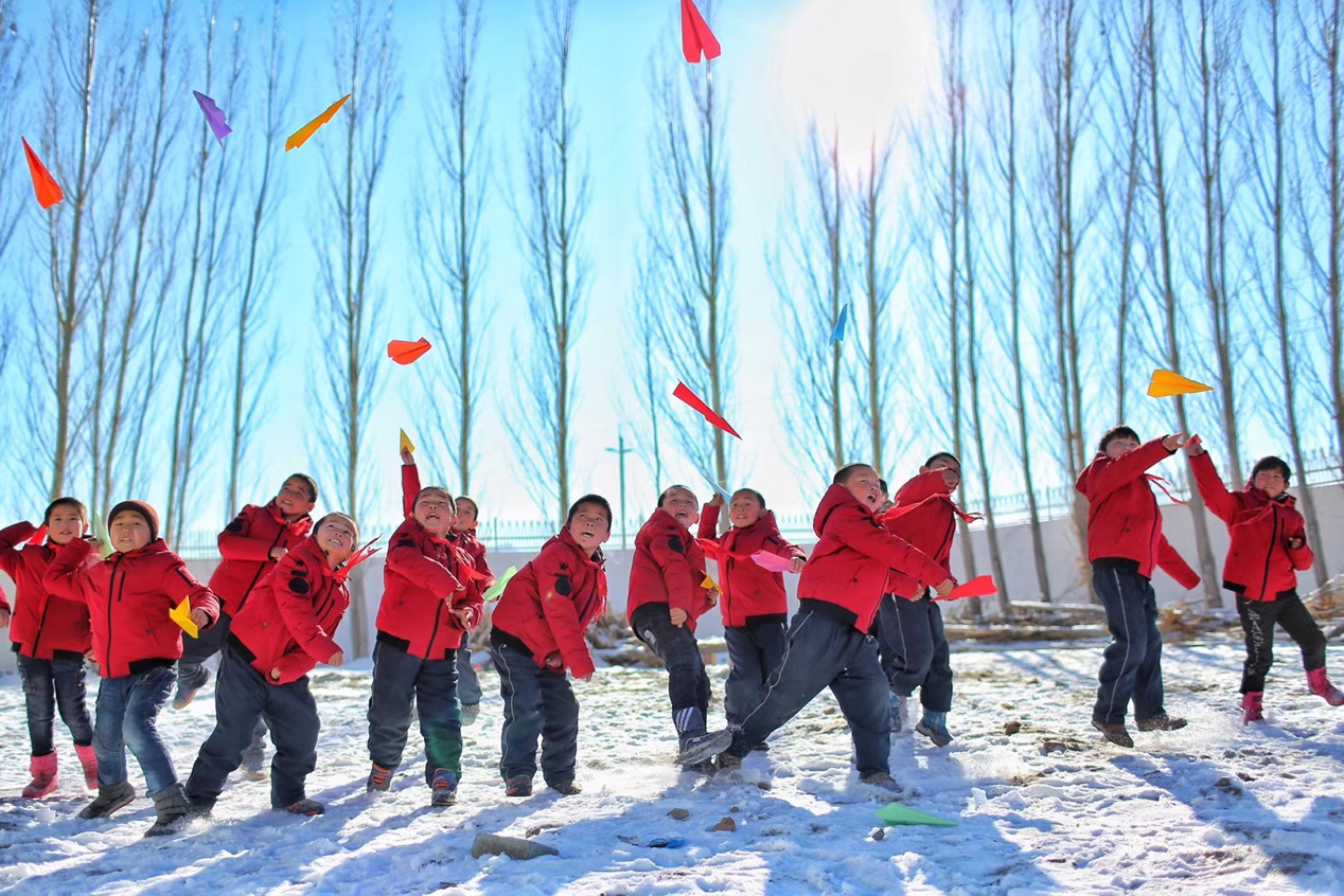 2017年11月15日， “多一克溫暖”公益行動走進北疆地區(qū)，實現(xiàn)了從物質捐贈到“物質+精神”溫暖的升級。 “體操冠軍”楊威、好妹妹樂隊等傾情加盟，不僅為孩子們帶來加厚羽絨服和御寒物資，還準備了溫暖的課堂。