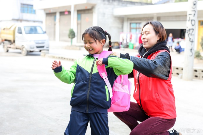 在貴州南開鄉(xiāng)塢鉛小學的捐贈行動中，“多一克溫暖”團隊結識了這個活潑愛笑的姑娘——李漫妮。父母很早離異，爸爸常年在外打工，7歲的她和奶奶兩人相依為命。海瀾之家給漫妮的家人也準備了羽絨服，懂事的漫妮說，想要快快長大，讓奶奶過上好日子。
