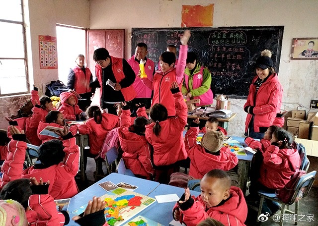 2018年，由海瀾之家攜手網易新聞打造的“多一課溫暖”課程平臺讓一間間溫暖的課堂走向深山與邊陲。帶著貼合孩子教育需求的線上內容和教師、各領域KOL及愛心人士組成的愛心團隊，海瀾之家用實際行動為孩子的教育加溫，踐行“多一克溫暖”。
