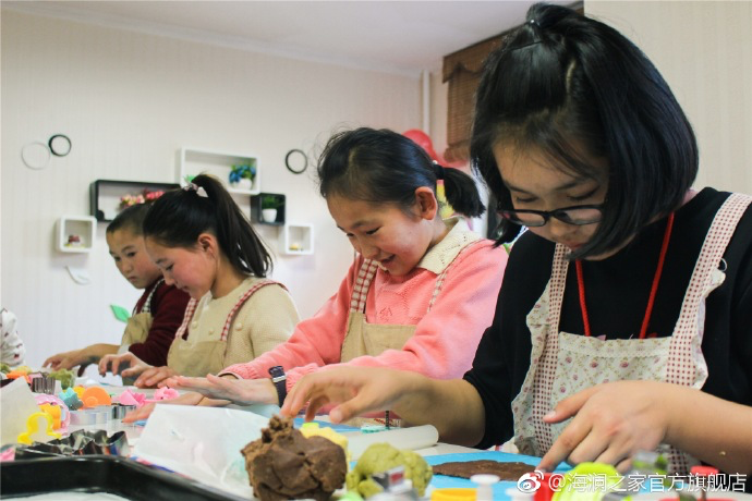 在北京，孩子們上了一節(jié)別開生面的廚藝課——手工DIY餅干。孩子們腦洞大開親自上手，從制作到出爐不僅留下了噴香的餅干，還留下了珍貴的回憶。親手做的餅干孩子們舍不得獨享，成為了回程路上最重要的“伴手禮”