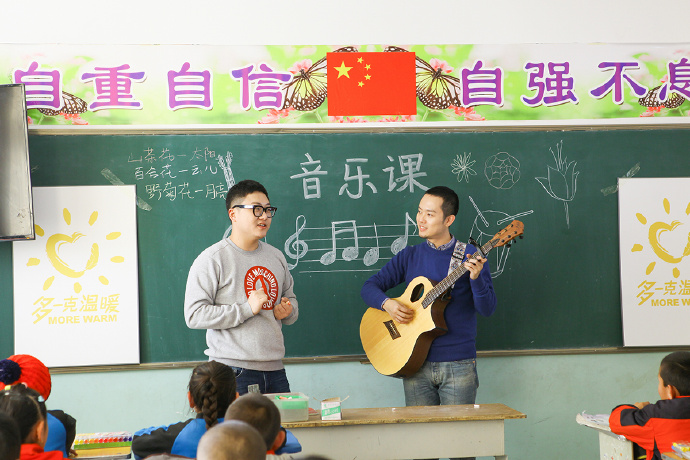 “多一克溫暖”公益活動的老朋友好妹妹樂隊，為孩子們帶來了音樂和繪畫課，用音符溫暖孩子們的心靈，用畫筆繪出更繽紛的世界。不斷匯聚的愛心，讓寒冷的北疆進入到更多人的視野當中，也讓孩子們臉上的笑容更燦爛。