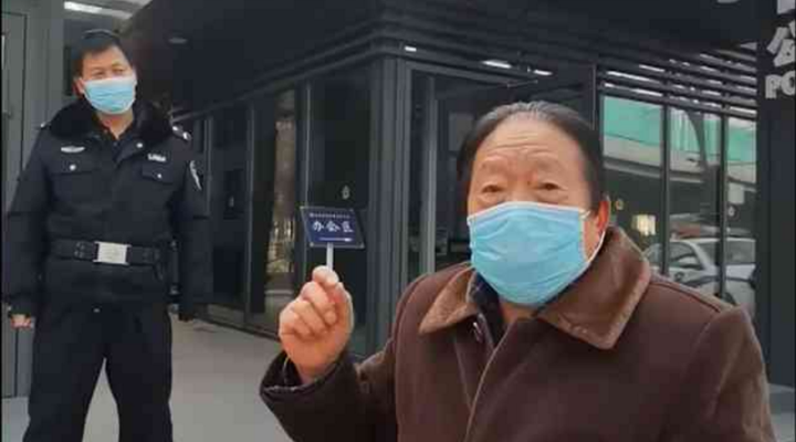 社區(qū)封閉，76歲的他為什么要出來