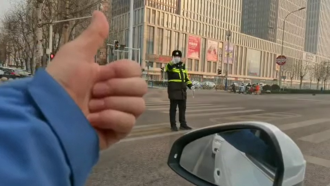 石家莊路人和交警的這個(gè)“暗號(hào)”，真暖！