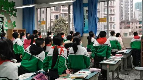 課上到一半，同學(xué)們卻把頭望向了外面！校長(zhǎng)說(shuō)：點(diǎn)贊！