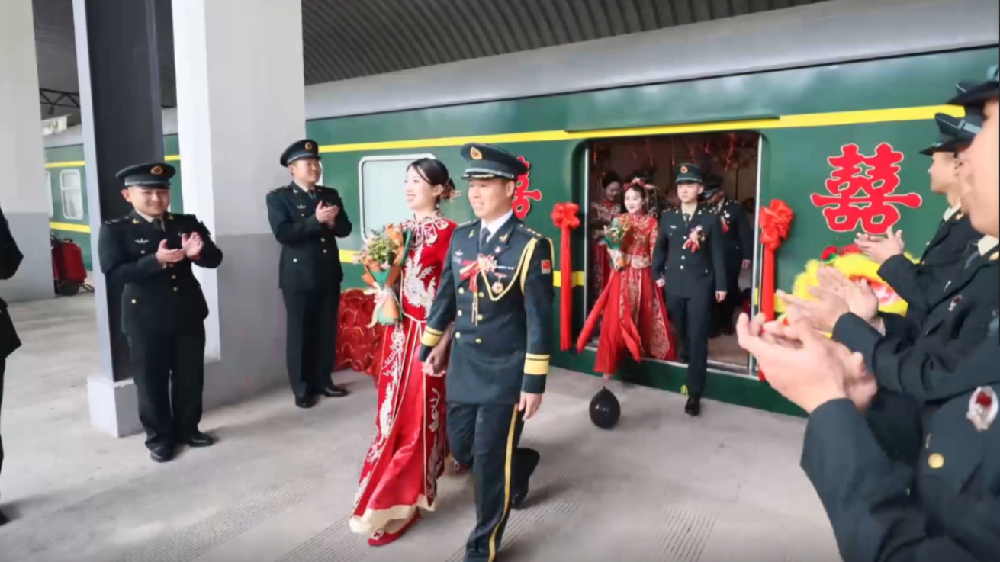 火車當“婚車”，東風(fēng)快遞員最有排面的“幸福軍列”