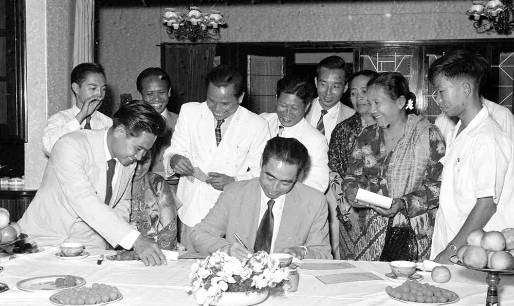 1955年4月25日，為迎接亞非會議而組織的萬隆人民委員會的代表請周恩來總理簽名留念。