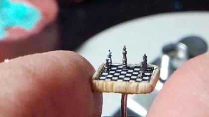 比指甲蓋還??！ 土耳其微雕藝術(shù)家雕出超小國(guó)際象棋