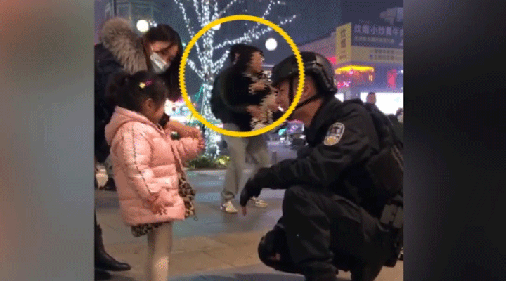 女子被特警圈粉蹲地拍照不想走，男友接下來的舉動(dòng)驚呆網(wǎng)友