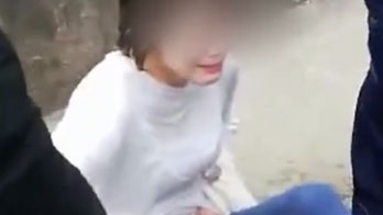 四川一女子墜河欲輕生，兩名消防員一躍而下