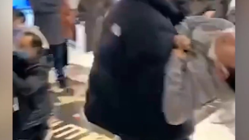 浙江一電影院發(fā)生事故多人送醫(yī)，現場家長懷抱兒童奔走