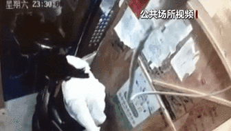 電梯內(nèi)突發(fā)自燃 電動(dòng)車進(jìn)樓怎么禁？ 發(fā)現(xiàn)電瓶車有起火苗頭應(yīng)立刻撤離