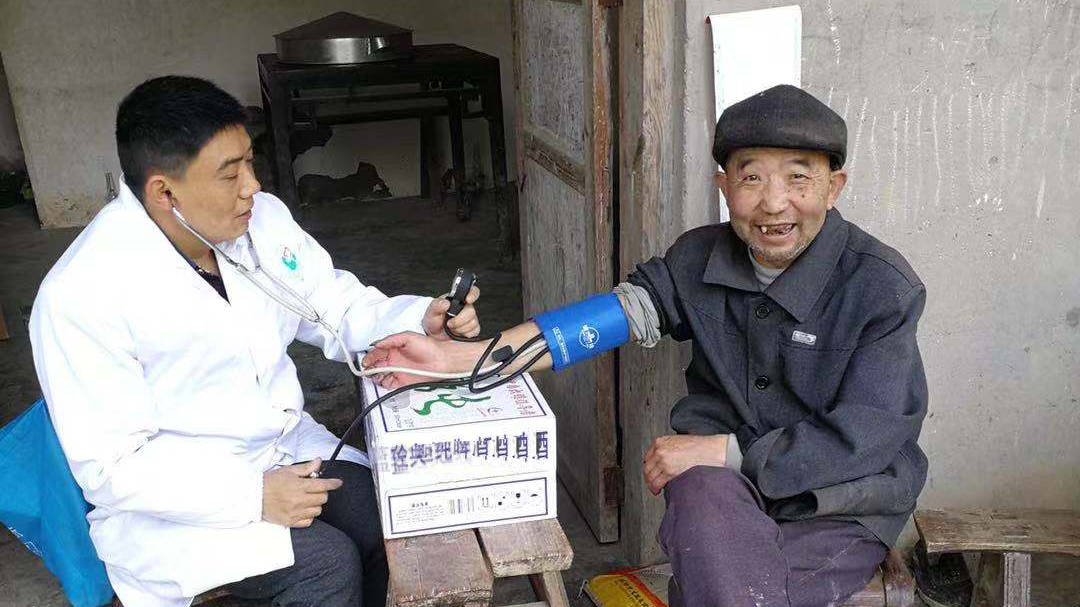 追夢中國人｜鄉(xiāng)村醫(yī)生譚明章：父子兩代堅守，致力鄉(xiāng)村醫(yī)療