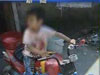 司機(jī)太小！3歲幼童駕"車"上路找媽媽